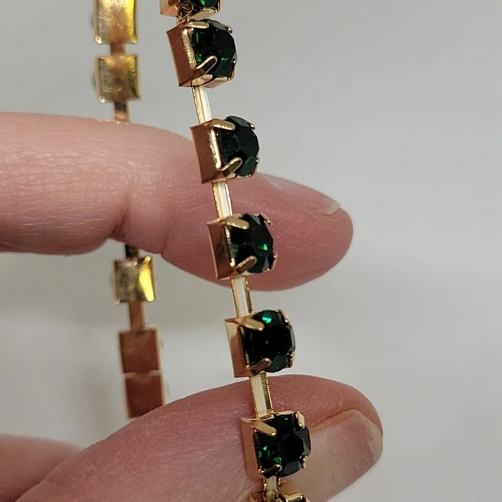 Gold Tone Emerald Green Stretch Bracelet